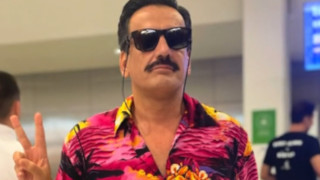 Θάνος Κιούσης: Η φάρσα στο αεροδρόμιο και η αμήχανη αντίδραση της συζύγου του