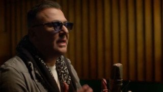 Ρέμος σε συναυλία του: «Είμαι εδώ όρθιος γιατί με αγαπάτε»