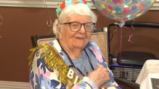 Γιαγιά 108 χρονών: «Κρασί, επιδόρπια και… φλερτ με μουστακαλήδες» (Video)