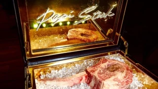 Σερβίρουν μπριζόλα αξίας 900 ευρώ μέσα σε βαλίτσα στο Λας Βέγκας (vid)