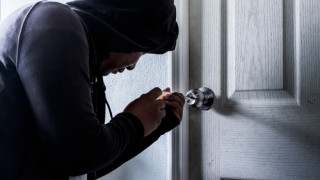 Με νέα μέθοδο διάρρηξης «χτυπούν» τα διαμερίσματα οι «μπουκαδόροι»