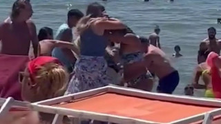 Ιταλία: Απίστευτο μαλλιοτράβηγμα γυναικών για μια ξαπλώστρα