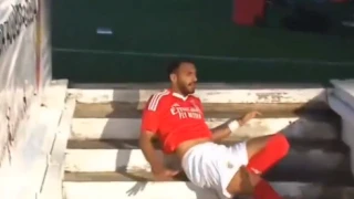 Τρόμαξε άπαντες ο Παυλίδης πέφτοντας από τις σκάλες αλλά... έβαλε δύο γκολ