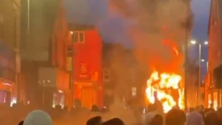 Βρετανία: Διαδηλωτές έκαψαν λεωφορείο και αναποδογύρισαν περιπολικό