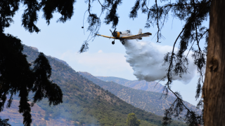 «Παλεύει» με τις φλόγες και το Φαλακρό Όρος- Επιχειρούν ελικόπτερα και αεροσκάφη