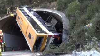Ισπανία: Λεωφορείο ανατράπηκε και καρφώθηκε σε είσοδο τούνελ-Δείτε VIDEO