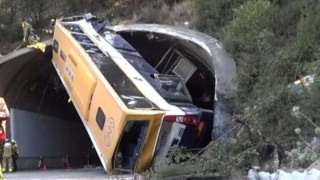 Τρομακτικό τροχαίο-Λεωφορείο ανατράπηκε και κατέληξε κάθετα σε τούνελ!