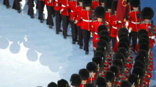 Αγγλία: Άλογο της βασιλικής φρουράς δάγκωσε τουρίστρια! (vid)