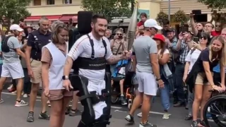 Ολυμπιακοί Αγώνες 2024: Παραπληγικός περπατά με τη βοήθεια εξωσκελετού και μεταφέρει την Ολυμπιακή φλόγα