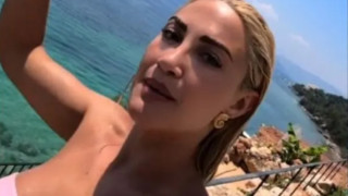 Ιωάννα Τούνη: Δείχνει τη βίλα που μένει στην Κέρκυρα με την ιδιωτική παραλία - Αντιδράσεις στα σχόλια