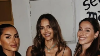 Στη Μύκονο και η Τζέσικα Άλμπα