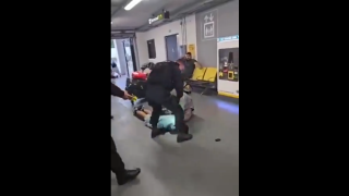 Μάντσεστερ: Αστυνομικός κλωτσά συλληφθέντα στο κεφάλι