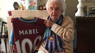 H γηραιότερη οπαδός της Γουέστ Χαμ αποχαιρετά το «Άπτον Παρκ»