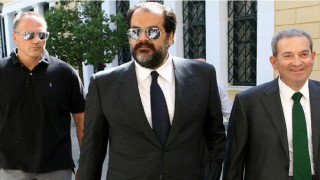 Πήρε σουίτα για τη νέα           Λεωφόρο ο Πατέρας!