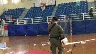 Ελλάς το μεγαλείο σου!!! Οπαδοί και παίκτες ήρθαν στα χέρια στη Νίκαια