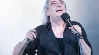 Ο Γιάννης Αγγελάκας ακυρώνει τις καλοκαιρινές συναυλίες για λόγους υγείας﻿!