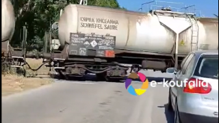 Χαλκηδόνα: Τρένο πέρασε μπροστά από όχημα με ανεβασμένες μπάρες διάβασης!