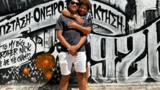 Συναισθηματική «έκρηξη» Τάισον για τη λατρεμένη μητέρα του και φωτογραφία της μπροστά στο... δικό του γκράφιτι