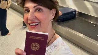 Νία Βαρντάλος: Επιδεικνύει με υπερηφάνεια το ελληνικό της διαβατήριο