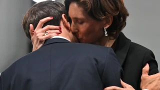 Γαλλία: Σάλος με το φιλί του Μακρόν στην υπουργό Αθλητισμού