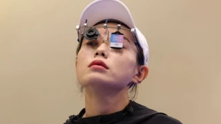 Η Νοτιοκορεάτισσα με το καθηλωτικό βλέμμα και ο άνετος Τούρκος που έγιναν viral στη σκοποβολή