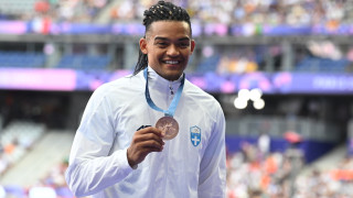 Η απονομή του χάλκινου μεταλλίου στον Καραλή