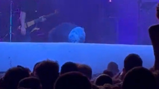 Βασίλης Παπακωνσταντίνου: Γλίστρησε και έπεσε στη σκηνή