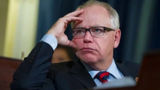 Τιμ Γουόλς: Ποιος είναι ο υποψήφιος αντιπρόεδρος της Κάμαλα Χάρις ενόψει προεδρικών εκλογών