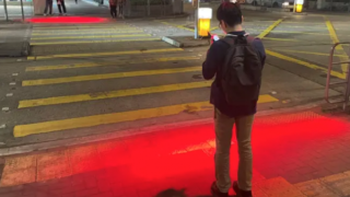 Χονγκ Κονγκ: Φανάρια στο έδαφος για όσους είναι απορροφημένοι στα κινητά τους