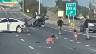 Βίντεο-σοκ: Νήπια εκτινάχθηκαν από IX μετά από τροχαίο σε αυτοκινητόδρομο