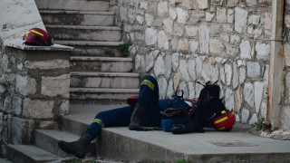 Αττική: Συγκλονίζει η εικόνα του πυροσβέστη στα σκαλιά του Παίδων Πεντέλης