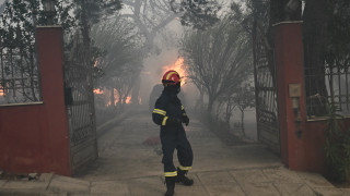 Αττική: Πέρασε στα Βριλήσσια η φωτιά - Καίγονται τα πρώτα σπίτια