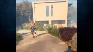 Φωτιά στον Βαρνάβα: Η στιγμή που αστυνομικοί απεγκλωβίζουν κατοίκους από σπίτι