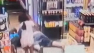 8χρονη τα έβαλε για τα καλά με ληστή που πάλευε με τον πατέρα της!