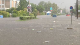 Γιάννινα: Πλημμύρισαν οι δρόμοι μετά το ξαφνικό μπουρίνι (vid)