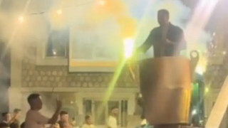 Λακωνία: Ο τραγουδιστής Νταβέλης εμφανίστηκε μέσα σε χρυσό τρόπαιο!