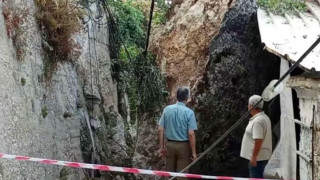 Κέρκυρα: Τεράστιος βράχος αποκολλήθηκε και έπεσε μέσα σε χωριό-Δείτε το video