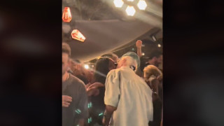 Ναόμι Κάμπελ: «Φάσωσε» τον dj σε κλαμπ της Μυκόνου