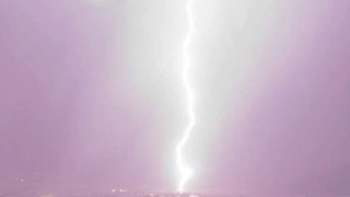 Θεσσαλονίκη: Εντυπωσιακή λήψη από πτώση κεραυνού στα Βασιλικά