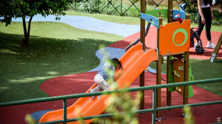 Τρόμος στο Περιστέρι: Άγνωστος επιτίθεται σε γυναίκες με παιδιά σε παιδική χαρά