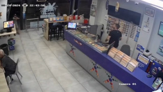 Πήγαν να μπουκάρουν στο μαγαζί του και τους πήρε στο κυνήγι «Όταν έρχονται για ληστεία, αλλά έχω νεύρα από γκέλα της ΑΕΚ!»  (VIDEO)