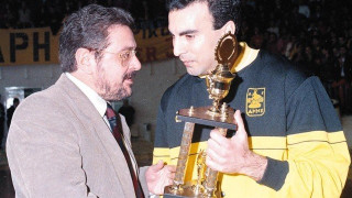 Το φιλί της συμφιλίωσης του Μητρούδη προς τον Γκάλη