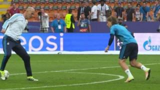 Ο Ζιντάν κάνει μαγικό στο ζέσταμα πριν τον τελικό! (video)