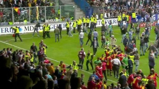 Δεν άντεξαν τον υποβιβασμό και εισέβαλαν στον αγωνιστικό χώρο (vid)