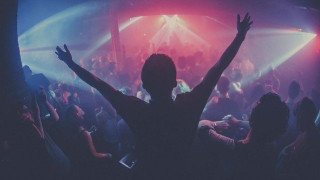 ΣΟΚ! Έκανε στοματικό σεξ σε τρεις άνδρες στη μέση της πίστας!