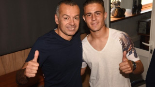 Ο Πελκίνιο      έξω          από τις γραμμές του γηπέδου