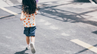 Συνελήφθη μητέρα και γιαγιά μιας 4χρονης που το έσκασε από το σπίτι!