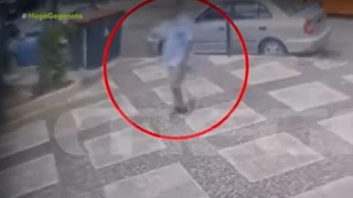 Περιστέρι: Καρέ-καρέ η επίθεση με μαχαίρι 73χρονου σε συγγενή του σε καφετέρια (vid)