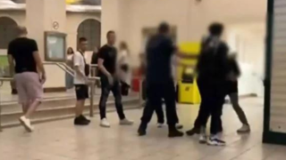 Καρέ-καρέ το άγριο ξύλο νέων στο Μοναστηράκι: Σοκάρει το βίντεο ντοκουμέντο