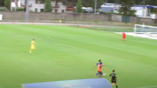 Επικό σκηνικό στην Ιταλία: Προπονητής μπήκε στο γήπεδο για να αποτρέψει αντεπίθεση! (vid)